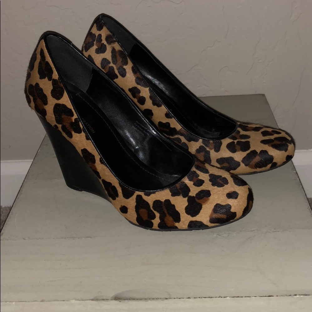 BCBG calf hair leopard wedges sz 8